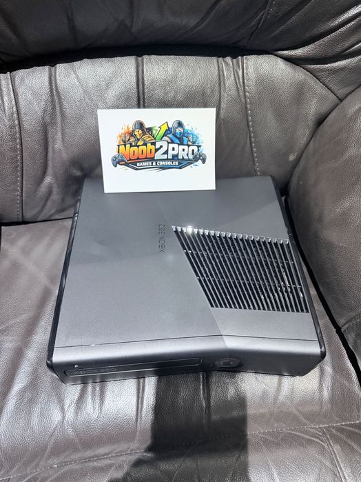 Xbox 360 S – комплект с Kinect + игри