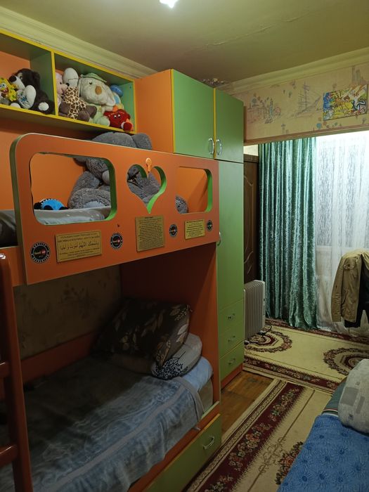 Детская мебель, на 3 спальных мест, писменный стол, шкафы