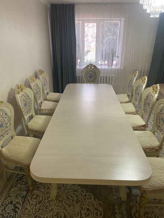 Стол со стульями