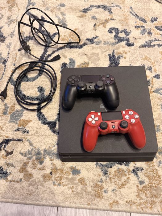 Playstation 4 PS4 slim 1 TB + 2 controllere