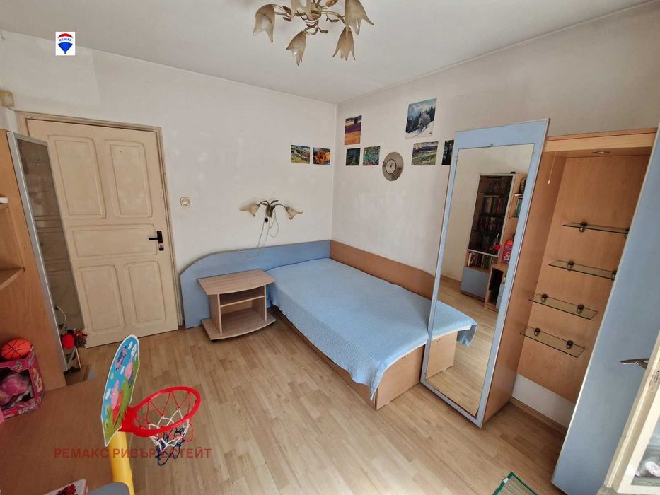 Тристаен апартамент с паркомясто и Ателие за продажба кв. Хъшове