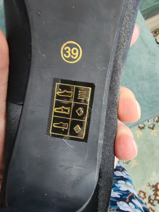 Продам вечерние туфли