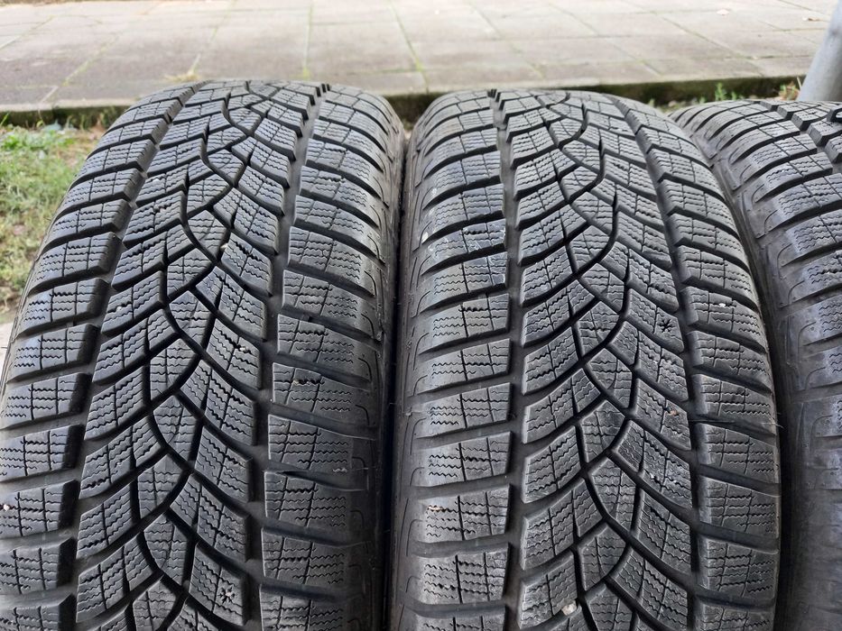 215/55 R17 GOODYEAR UltraGrip