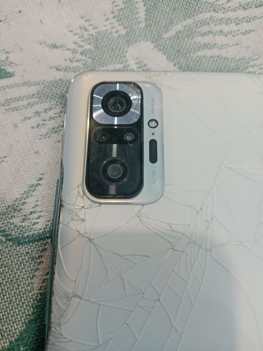 Телефон и наушники