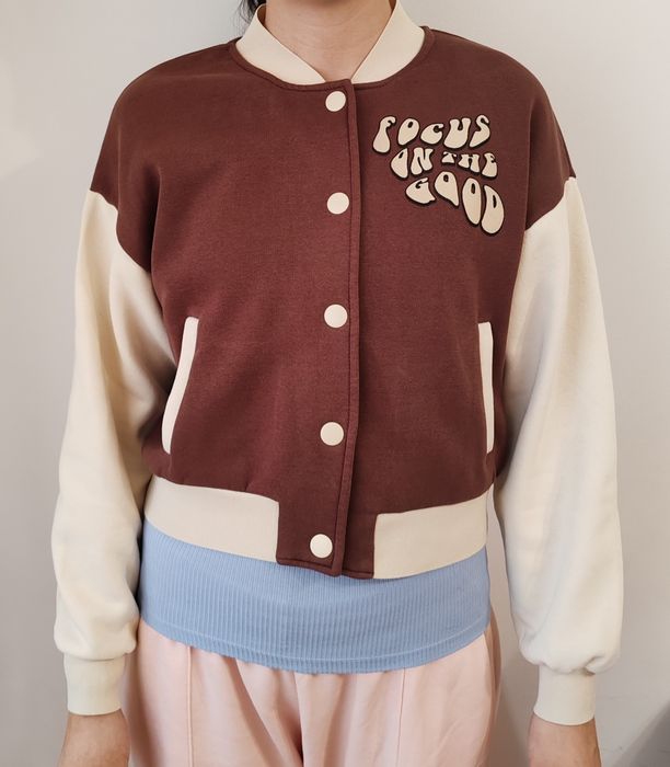 Jachetă Bomber Bershka "Focus on the Good" – Stil College / Varsity (Stare Excelentă)