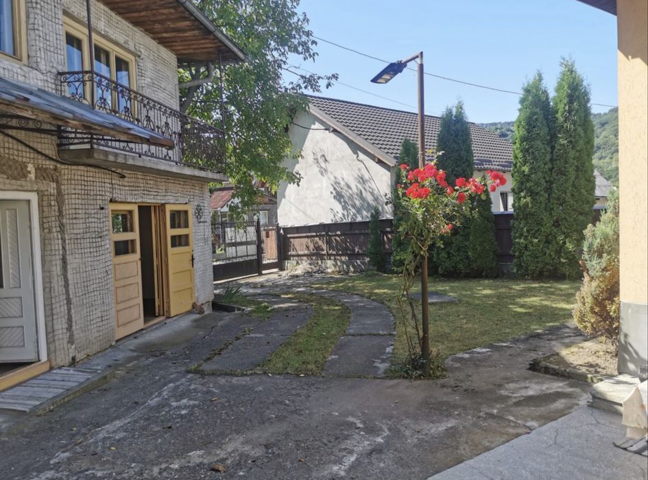 2 case de vanzare in aceeasi curte (se vand impreuna)