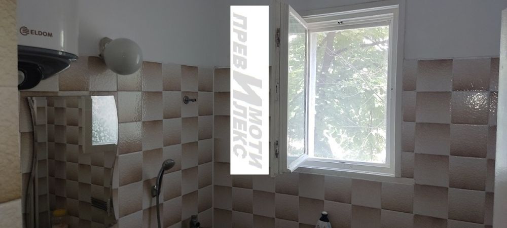 светъл апартамент с три стаи и отделна кухня