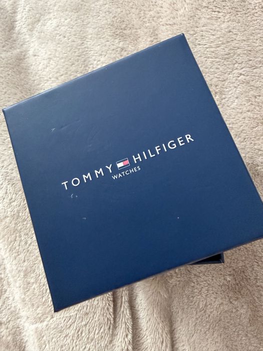 Стилен дамски часовник Tommy Hilfiger в златист цвят. Много запазен, с оригинална кутия. Подходящ за ежедневие и официални поводи.