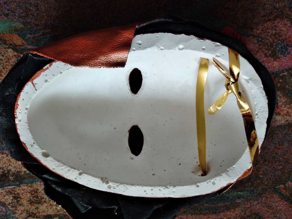 Маска от гипс с декорация от кожа