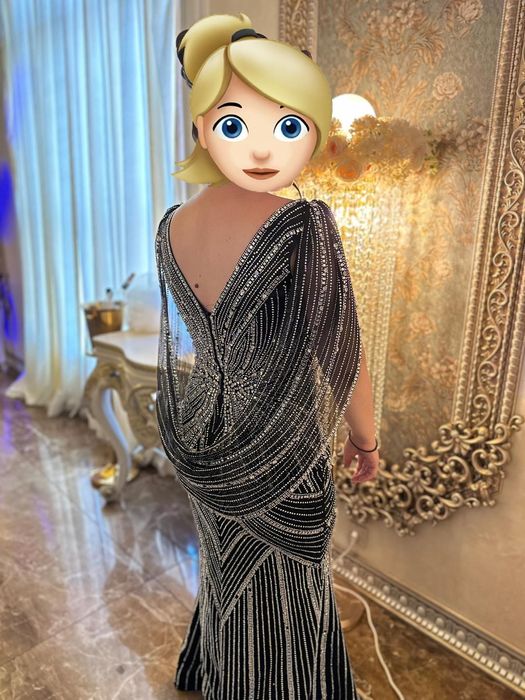 Rochie de Seară de Lux Tip Sirenă, Neagră cu Broderie Manuală din Cristale și Capă Draperie