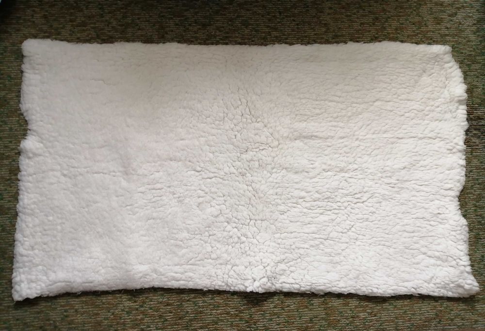 Бял пухкав килим 150 см х 85 см