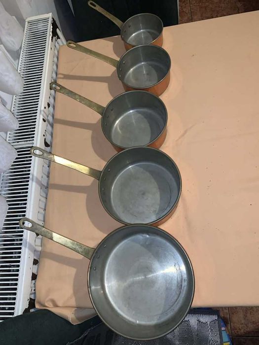 Set de cinci vase din cupru cu maner din bronz