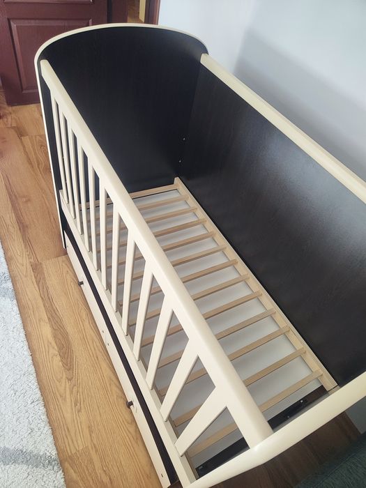 Дървена бебешка кошара