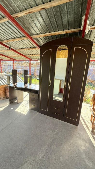 Продам отличный гарнитур.