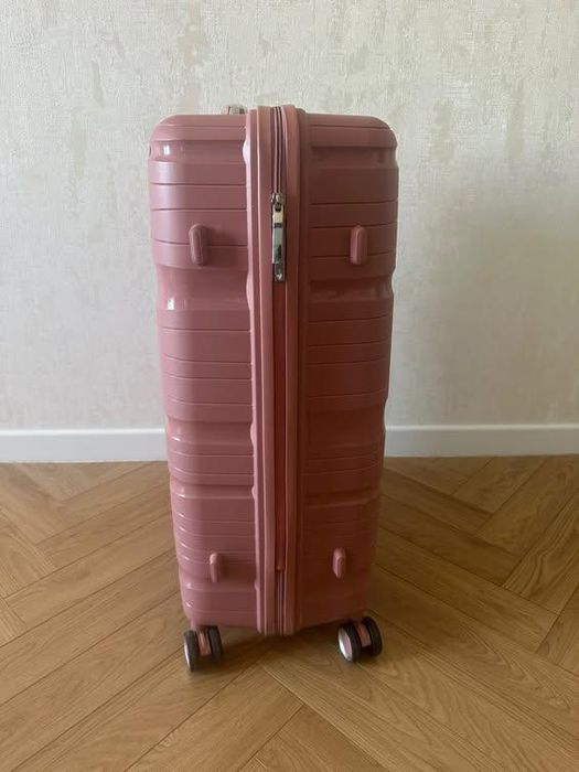 Продам прочный чемодан