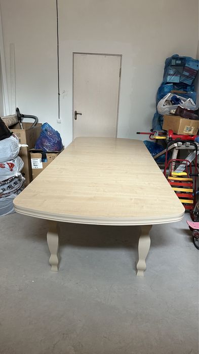 деревянный стол.