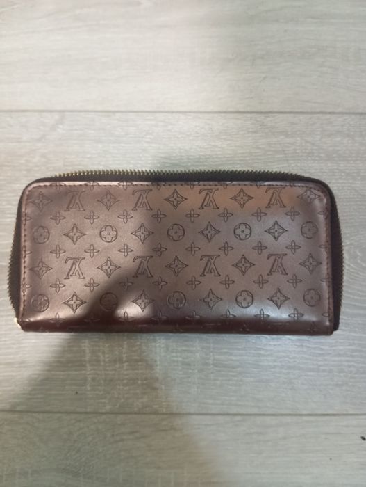 Портфейл Louis Vuitton с релефен монограм и цип - отлично състояние