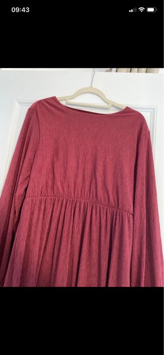 Rochita lunga ! Perfecta pentru o ocazie de neuitat ! Este foatte frunoasa si are un material foarte bun