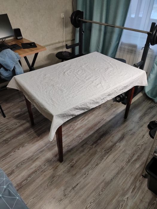 Крепкий раздвижной стол со скатертью. Размер 120*80 см