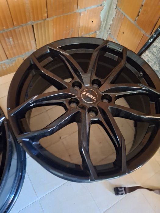 Jante noi ,pe 18 ,negru lucios 5×114,nefolosite niciodată
