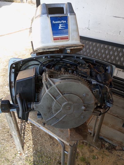 Продавам извън бордов двигател за лодка