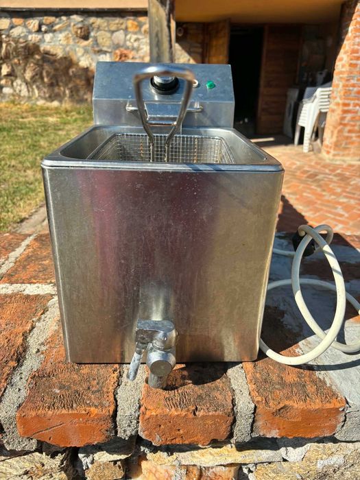 Професионален електрически фритюрник  8л с кран 3250W