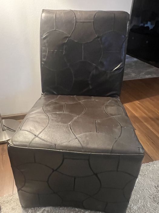 Vand doua fotolii din piele
