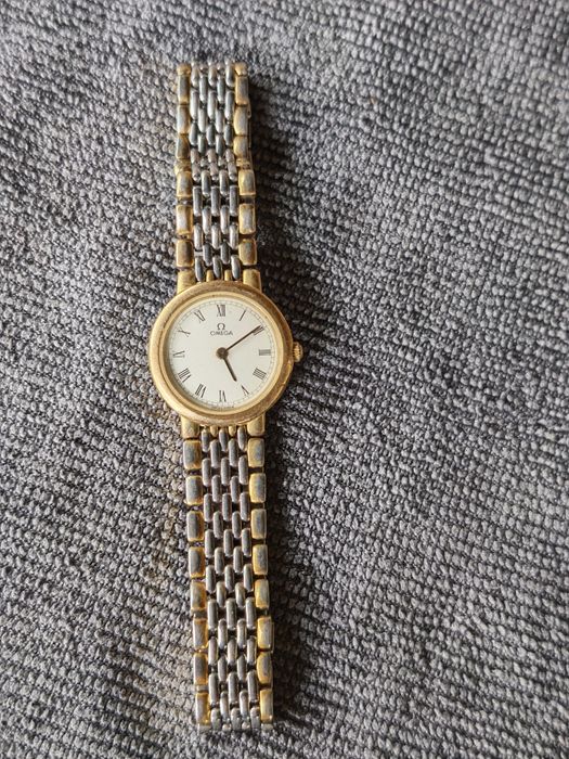Продавам позлатен дамски часовник Omega