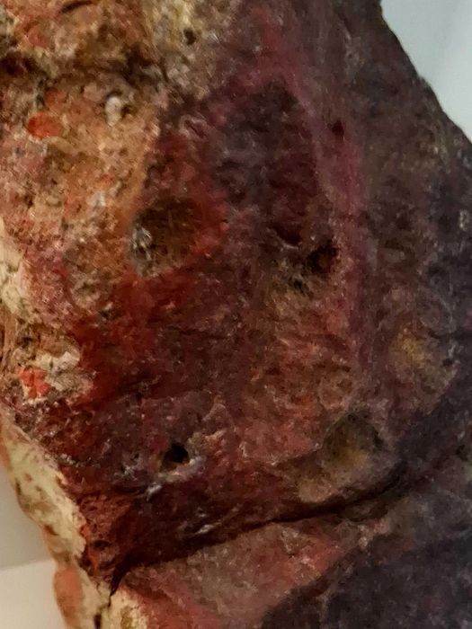 Красив огромен суров наситено червен яспис от Източните Родопи
