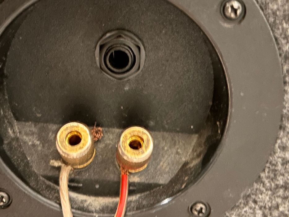 Продават се тон колони и двете са 1200w Усиователя е 370w