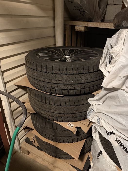 Шины с дисками на палисад