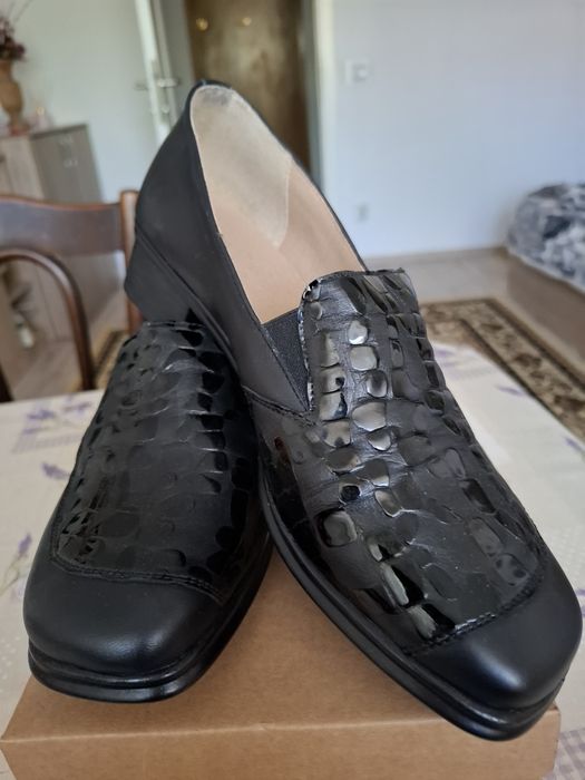 Vind pantofi dama,noi.