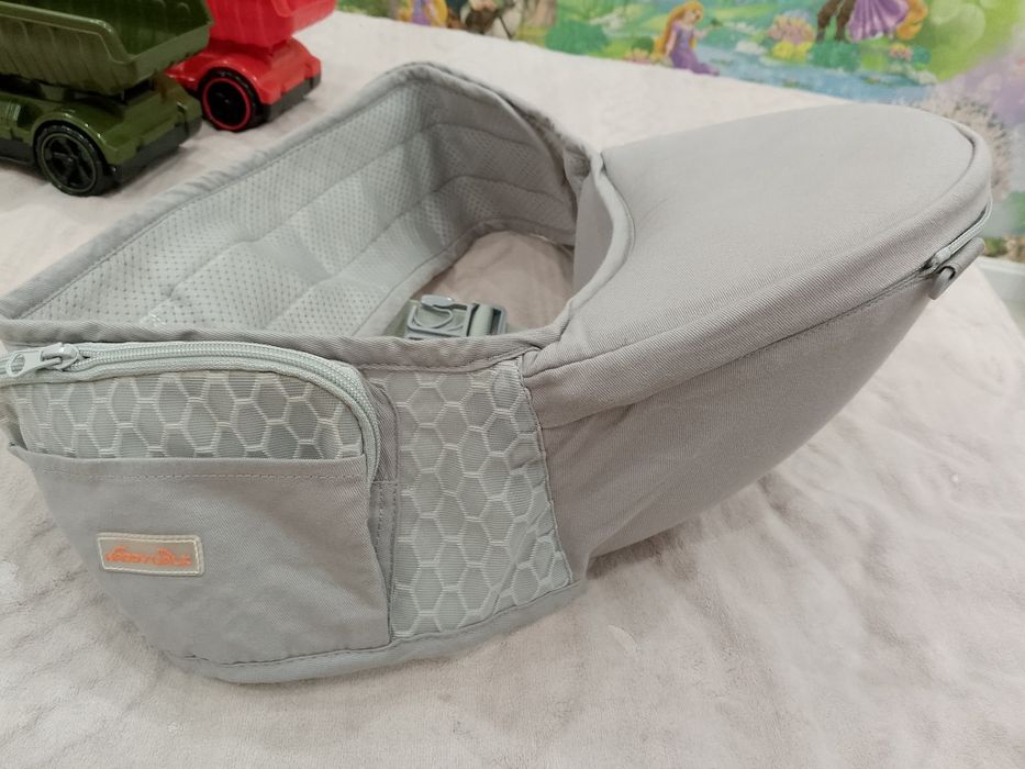 Kenguru bola bilan sayirga chiqqanda