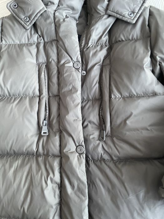 Geacă lungă cu puf Zara pentru fete sau băieți, mărimea pentru 9 ani (înălțime 134 cm), compoziție 50% pene și 50% puf.