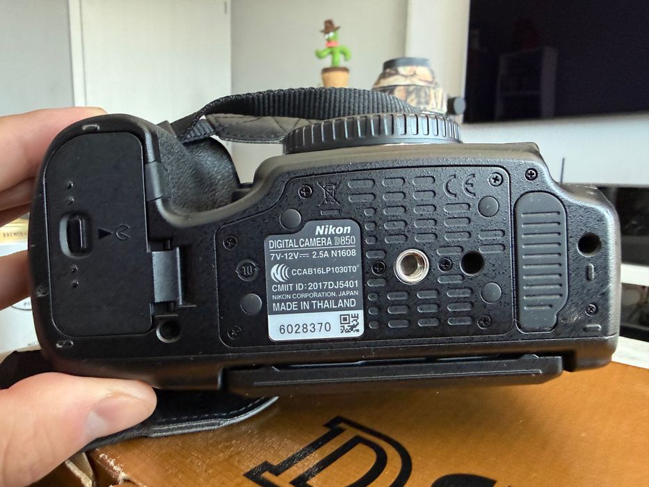 Nikon D850 + Battery Grip, пълен комплект, неразличим от нов