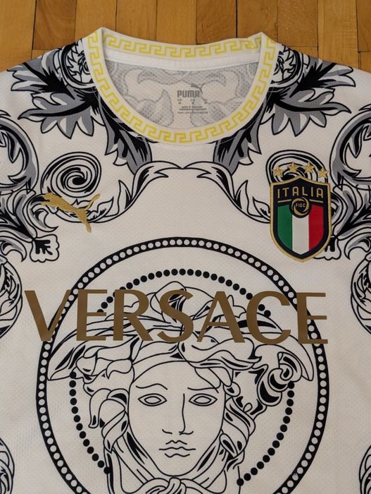 Екип на Италия колаборация с Versace