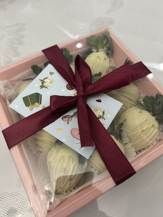 Клубника, финики , банан в шоколаде