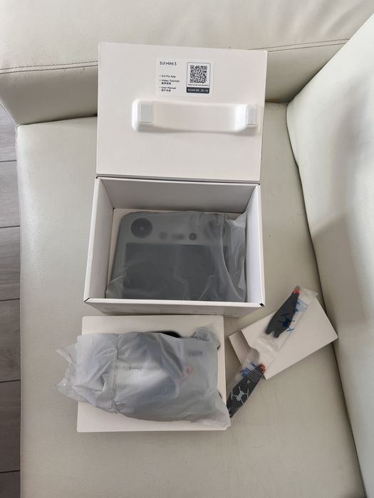 Dronă DJI Mini 3 + Smart Controller cu Display