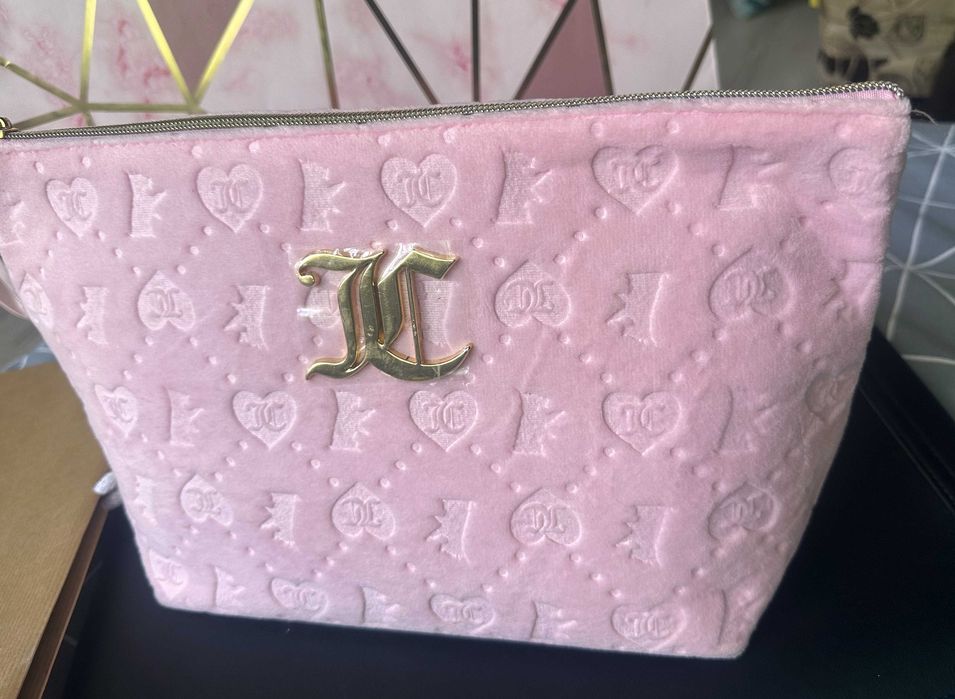 Оригинал JUICY COUTURE Розова Велурена Козметична Чанта/Несесер Голяма НОВИ с Етикет Избери!