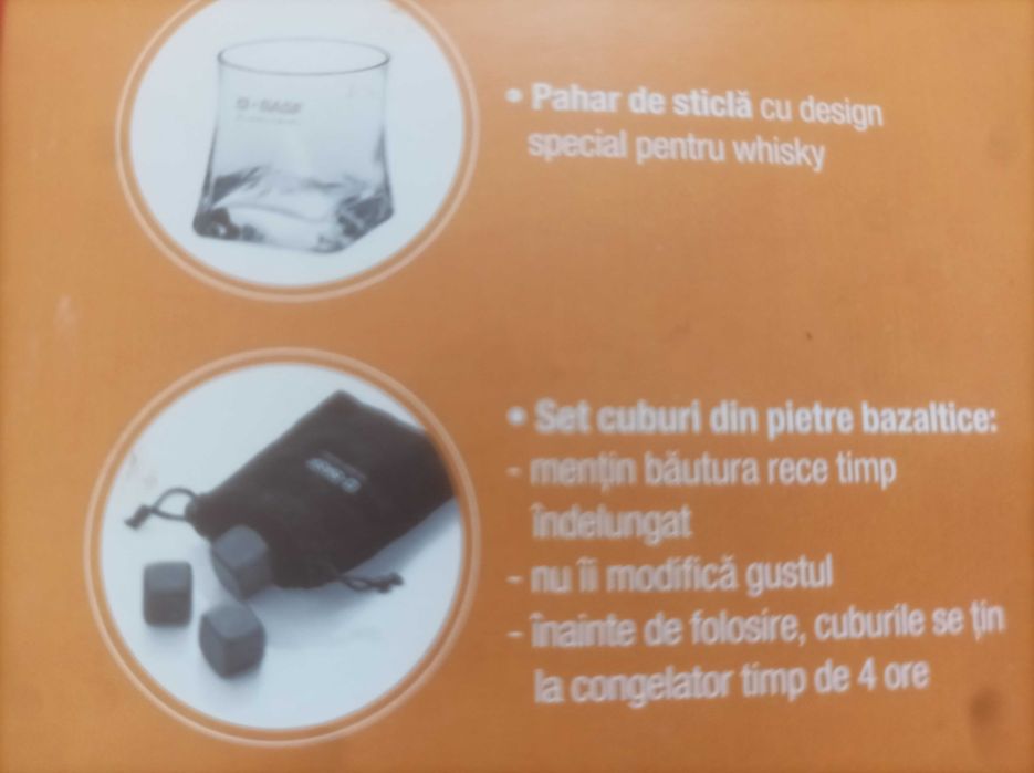 Pietre bazaltice răcite în loc de cuburi de gheață și pahar whisky