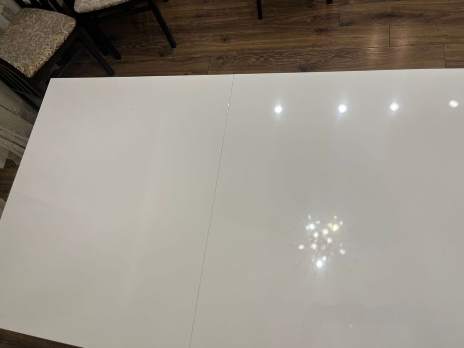 Стол обеденный белого цвета