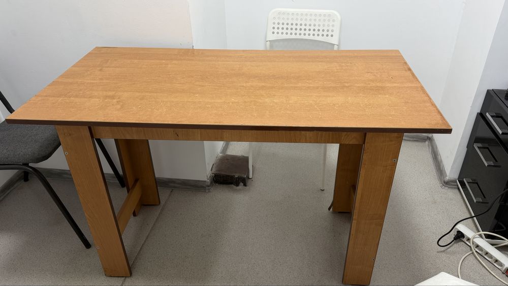 Обычный деревянный стол