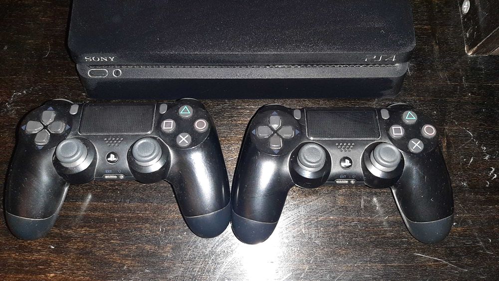 Playstation 4 + два контролера 480 лв Много запазен
