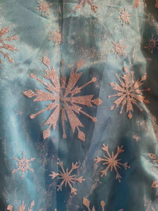 Рокля с шлейф и блестящо наметало от "Замръзналото кралство"