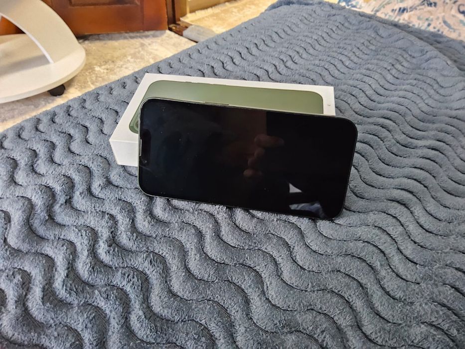 Продам Iphone 13.