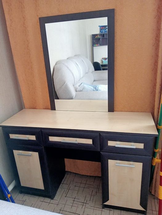 Продам столик с зеркалом.