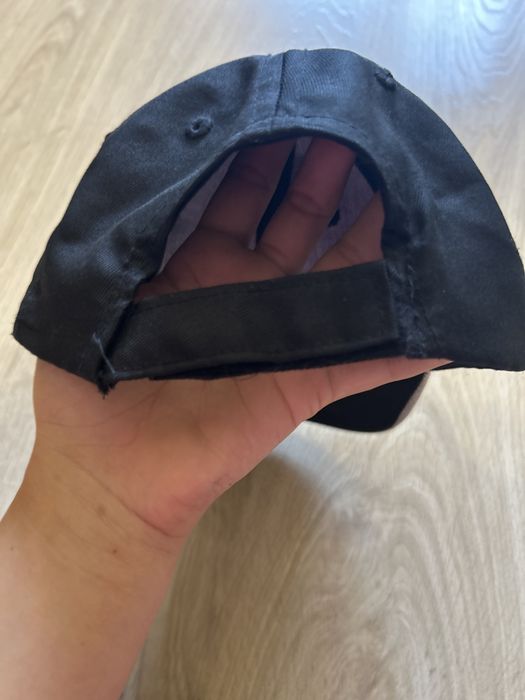 Детска шапка с козирка