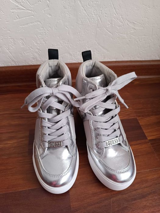 Спортни обувки GUESS сребристи