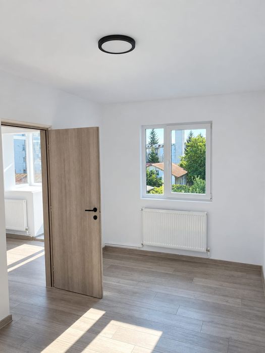 Apartament 3 camere- Câmpina,zonă centrală,renovat comple,et. 2/4