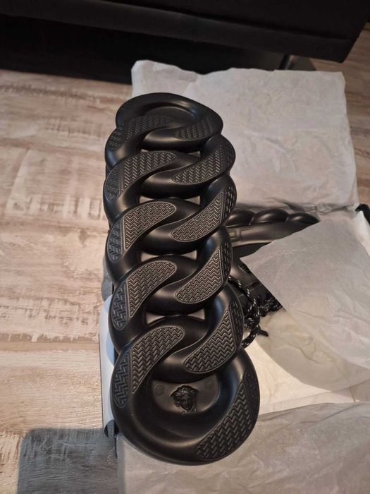 Sneakers Versace Chain Reaction cu eticheta (nu Nike, Gucci, Adidas, Balenciaga)